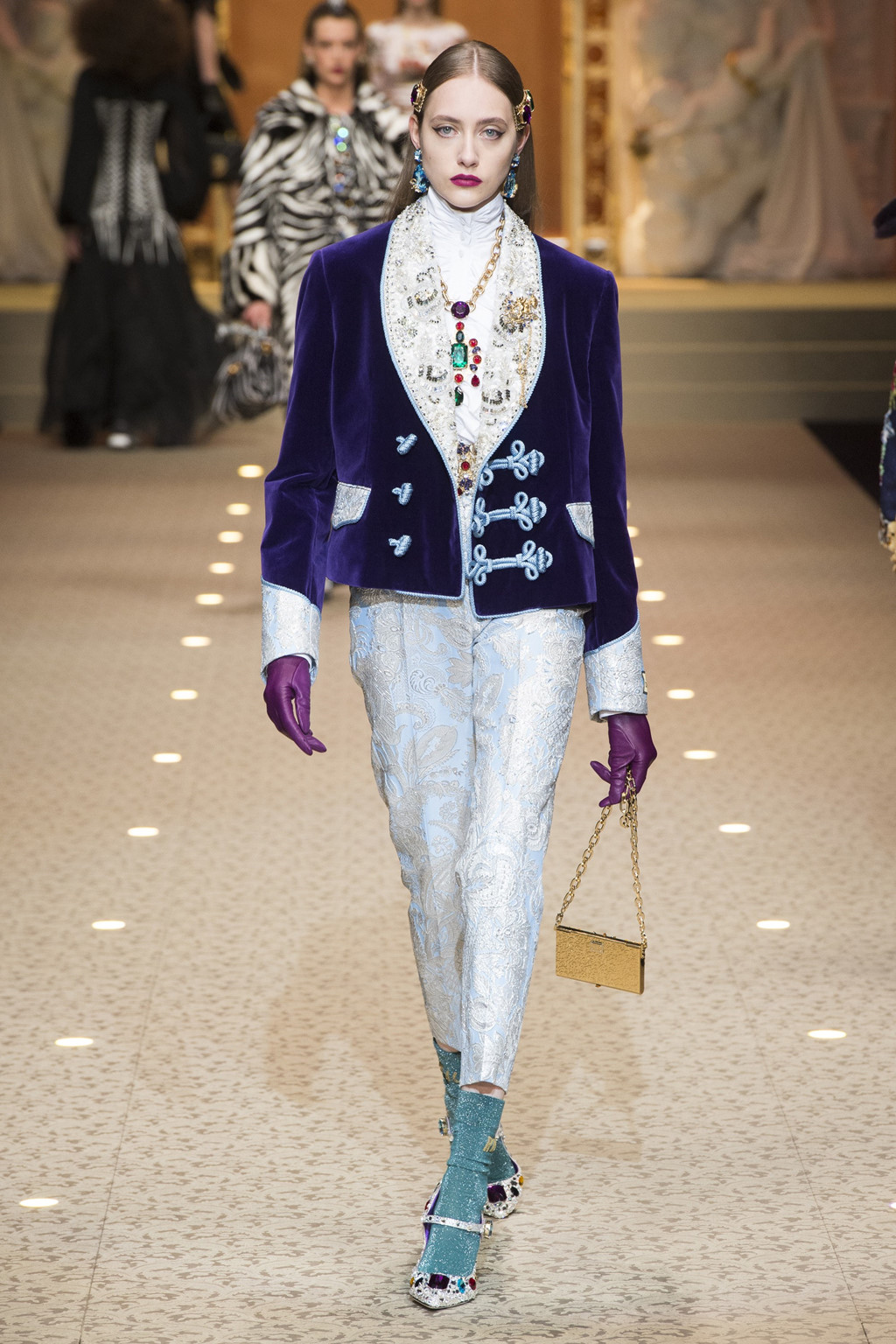 Dolce & Gabbana dùng máy bay thay thế người mẫu trên sàn diễn